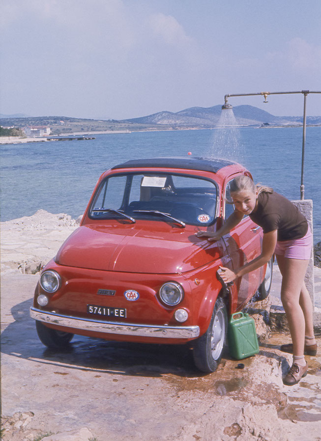 Un "car wash" un peu spécial dans un camping désert de Yougoslavie