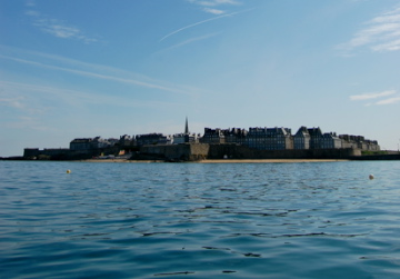 Saint-Malo vue de la mer. Photo : Trizek sur Wikimedia